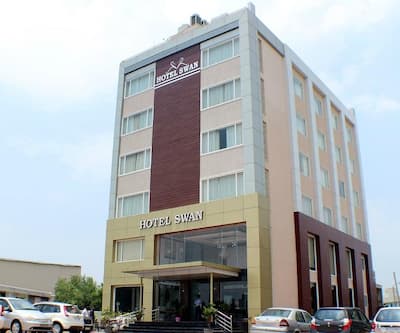 https://imgcld.yatra.com/ytimages/image/upload/t_hotel_yatra_city_desktop/v1484903441/Domestic Hotels/Hotels_Zirakpur/Hotel Swan/Overview.jpg